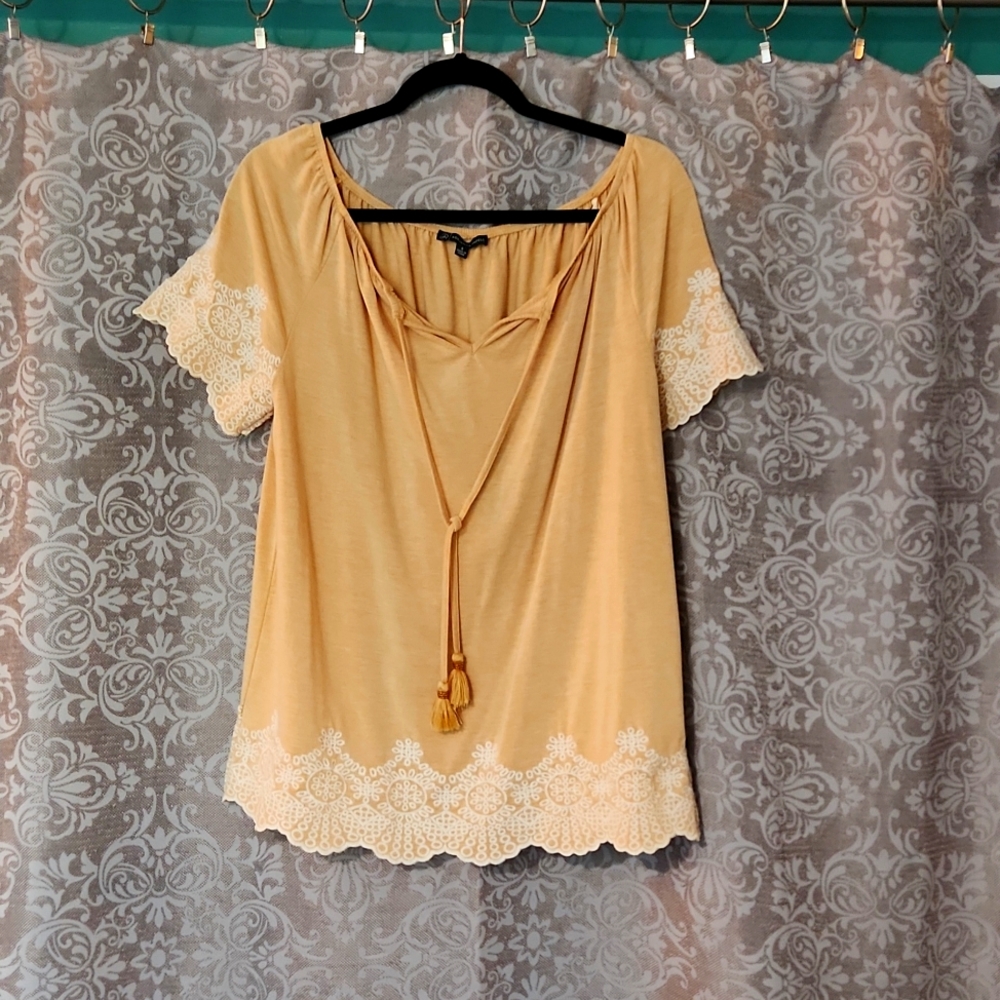 ADRIANNA PAPELL short sleeve v neck w tassels lightweight Shirt size Small